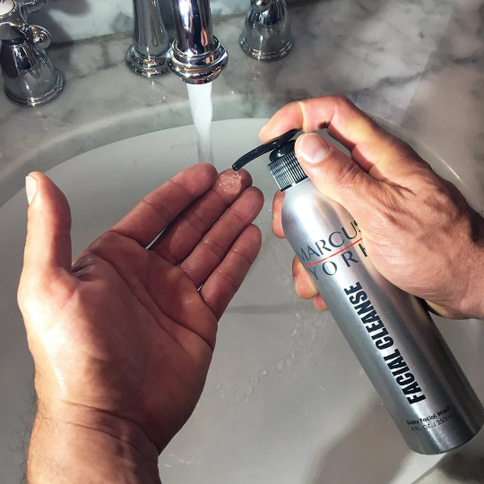 Gel Limpiador Facial Diario para Hombre con Ácidos Exfoliantes y Mentol – 240 ml